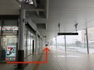 駅を出たら左に進む(クルン高岡に沿って)