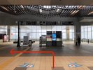 高岡駅改札口を出て左折、古城公園口を出る