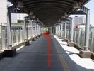右側に連絡通路が見えるので、連絡通路を進む