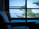 【客室イメージ】窓の向こうに広がる緑の風景と、心安らぐ灯りが織りなす特別なひととき。