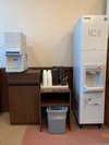 大浴場の外側リラクゼーションルームにはウォーターサーバーと製氷機を用意しております。
