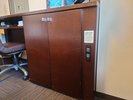 テレビの下にキャビネットがあります。