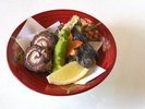 秋の基本会席 秋刀魚の梅紫蘇巻き/季節野菜の天婦羅