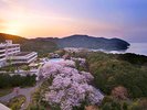 【春】敷地内約2,000本の桜が咲き誇り、唯一無二の眺めを演出します。
