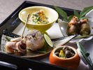 【特別会席】秋(2026年9月〜11月)先付 かますの炙り寿司 むかごと舞茸の菊花お浸し 他