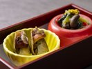 【季節の会席】秋(2026年9月〜11月)先付 ちゃんばら貝旨煮 菊菜の白和え