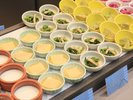 様々な小鉢の惣菜で選ぶ楽しさ満点!
