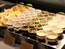 牛蒡のきんぴらや茶わん蒸しなど多くの種類の小鉢をご用意。