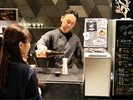 【宿泊者限定プレミアラウンジ】ソーシャルアワーではお好きなお酒をスタッフにご注文ください。