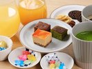 アフタヌーンでは、一口サイズのケーキをご用意しております。