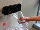 各階にウォータサーバーを設置しております。