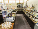 【売店】富山銘菓から伝統工芸品まで。お土産はもちろん、お部屋の晩酌のお供にもどうぞ。