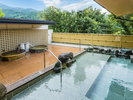 【はるかの湯:露天風呂】岩風呂・壺風呂はそれぞれ水温が違い、お好みに合わせてお選びいただけます。