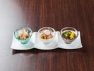 【ご夕食一例】「地産の先付け」下北産あんこうや陸奥湾産のホタテ、ナマコ等、地元素材をふんだんに。