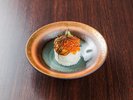 【ご夕食一例】「生雲丹とイクラのちらし寿し」目にも楽しい彩り豊かなお料理でおもてなしいたします。