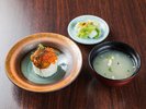 【ご夕食一例】「生雲丹とイクラのちらし寿し」目にも楽しい彩り豊かなお料理でおもてなしいたします。