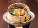 【ご夕食一例】「鮑の海藻蒸し」磯の香りと旨みが凝縮された贅沢な一品。
