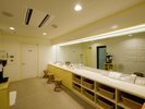 脱衣所には豊富なアメニティとタオル類をご用意しております。