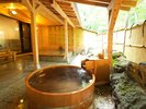 露天風呂は屋根付きとなっており、雨天でも風情を味わいながらお楽しみいただけます。