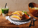 ホットサンドとサラダに加え、夏季(5月〜10月)はスムージーをご提供いたします。