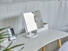 グランピングドーム内のデスクには鏡を設置しております。