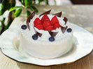 【ホールケーキの一例】オプションで追加可能です。サイズや種類は事前にご相談ください。