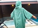 ロゴ入りのサウナポンチョ(有料)で貸出ししております。