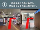 改札を出たら右に曲がり、外に出たらまた右に進みます。