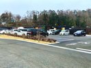 敷地内に無料駐車場をご用意しております。駐車スペースは20台ほどございます。
