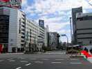 八重洲通り右側の横断歩道を渡って直進