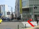 12番口から地上に出たら目の前の横断歩道を渡って右折