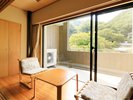 【和室10帖+広縁】広縁│明るく開放感のある雰囲気を愉しめます。