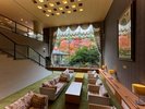 【ラウンジ】美しく色づく紅葉の景色とともにウェルカムドリンクをお愉しみいただけます