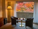 【客室】一部のお部屋からは、紅葉に染まる景色をゆったりとお楽しみいただけます