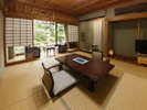 静寂を映し出す日本庭園を眺める8畳+4畳の数寄屋造り和室です。