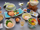 嬉野産大豆の温泉湯どうふや茶粥を主にした和朝食。焼魚やお漬物・味噌汁と一緒にお愉しみ頂きます。