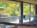 【大浴場:滝見の湯】内湯／外には美しい日本庭園が広がります。