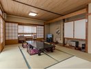 本館3階・弁天の間:お部屋一例/四季折々の蓬平の自然を一望できる和室のお部屋です。