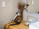 ダイソンのドライヤーやサウナグッズなど、こだわりのアメニティを用意。快適な滞在をサポートします。