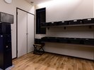 湯上がりはウォーターサーバーで水分補給。木の温もり感じる清潔な空間で、ほっと一息。