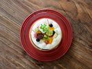 お祝いプランのホールケーキ。大自然の中で「おめでとう」を伝える特別な旅。
