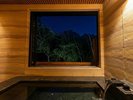 夜の静寂に包まれて。美肌湯に浸かり、旅の疲れを癒やす至福のひとときを。