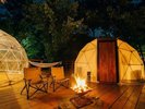 各部屋の専用デッキで焚き火が可能。炎のゆらぎを見つめながら、静かな夜に浸れます。