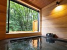 目の前は一面の森。開放感あふれる専用半露天風呂をお楽しみください。
