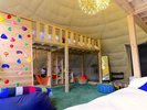 室内には2段ベッドやソファがあり、お子様が遊んでいる様子を見ながらお寛ぎいただけます。