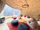 カラフルなクッションが映える。どこを撮っても可愛いフォトジェニックな部屋。