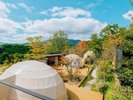 湯布院の自然に溶け込むドームテント。開放感あふれる空間で、贅沢な時間を過ごせます。
