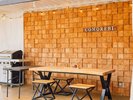 専用デッキにはBBQグリルと広々としたテーブルを設置。大自然の中で、思い出に残る食事体験を。
