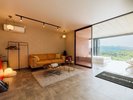 窓を開ければ大パノラマ。絶景を独り占めする特等席でリラックス。