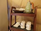 レトロ可愛いケトルとCOMOREBIのロゴ入りカップ。お気に入りの一杯を淹れて楽しむ、お部屋カフェ。
